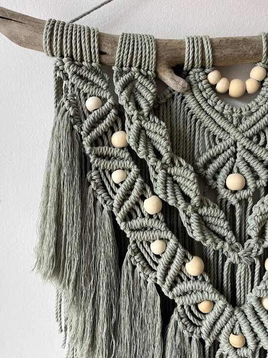 Zaļganpelēks sienas dekors